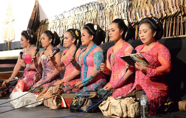 KEUNIKAN SINDEN DALAM KARAWITAN JAWA; (Harmonisasi Sinden dengan Gamelan Jawa)