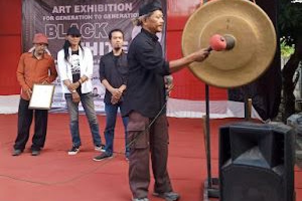 Pembukaan Art Exhibition for Generation to Generation; Black White
