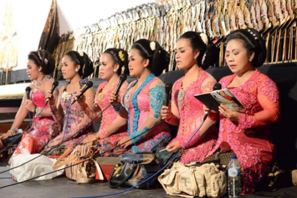 KEUNIKAN SINDEN DALAM KARAWITAN JAWA; (Harmonisasi Sinden dengan Gamelan Jawa)